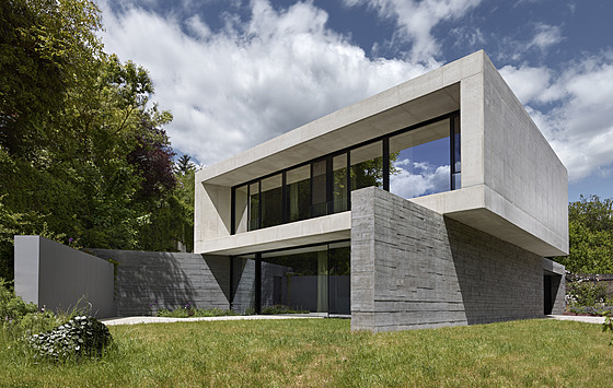 Zám�r vizuáln� odd�lit p�ízemí a patro podtrhují dv� barevnosti i rozdílné...