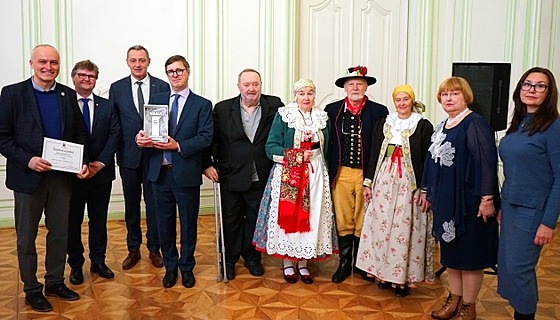 Ústecký kraj p�edal ocen�ní Zlatý D�bánek a Zlaté cimbu�í.