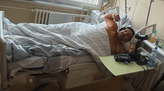 Patrik Hezucký byl v dobré nálad�, vtipkoval, ukázal sv�j pokoj i ledni�ku...