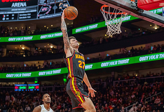 Vít Krej�í (27) z Atlanty sme�uje v zápase s Clevelandem.