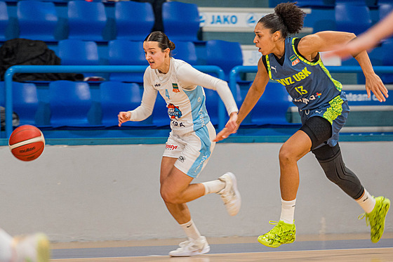 Natálie Vl�ková (vlevo) z Trutnova a Janelle Salaünová z USK Praha bojují o mí�.