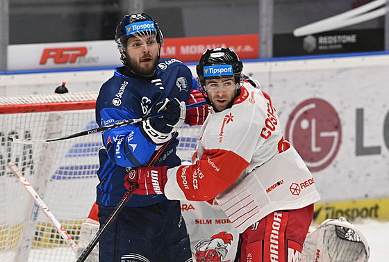 Mikko Petman (vlevo) z Plzn� a Trevor Cosgrove z Olomouce se p�etla�ují.
