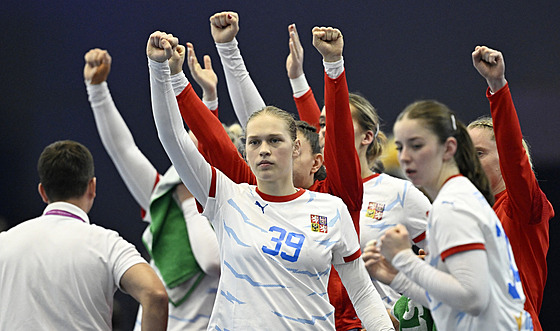 �eská házenká�ka Veronika Vávrová (39) oslavuje st�elecký úsp�ch proti Koreji.
