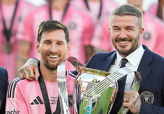 David Beckham (vpravo) a Lionel Messi dr�í za Inter Miami trofej pro vít�ze MLS...