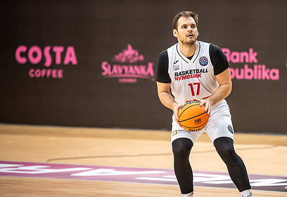 Jaromír Boha�ík z Nymburka se chystá ke st�ele v zápase se Sabahem.