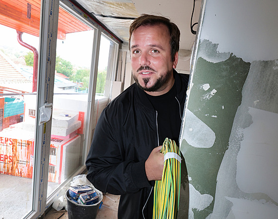 Támhle kabel, tuhle kabel a je�t� tady kabel, zp�vák se protahování drát�...