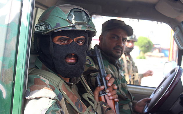 Saúdové vs. Emiráty. V Jemenu přituhuje, platí výjimečný stav, hranice se zavřely