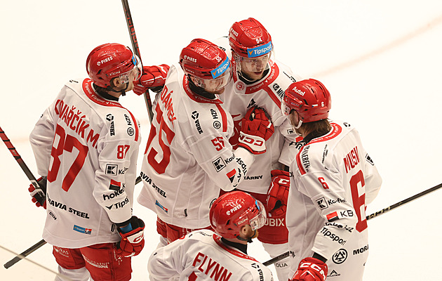 ONLINE: Třinec nad Hradcem rychle vede, Vítkovice čelí Olomouci
