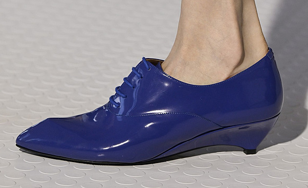 Mop i dědovy pantofle. Trend ošklivých bot nezmizí ani na jaře a v létě