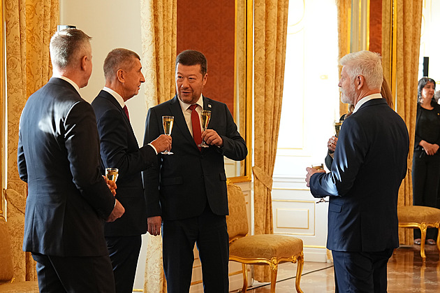 Babišova vláda bude poprvé jednat, ministři pojedou na Úřad vlády autobusem