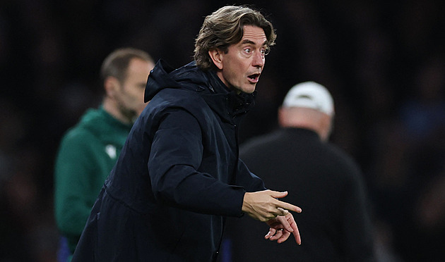 Nevšiml si, z čeho pije? Trenér Tottenhamu používal kelímek s logem Arsenalu