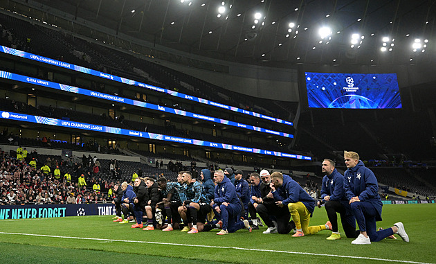 Slavia žádala o přemístění duhové vlajky. Vadil nám znak Tottenhamu, hájila se pak