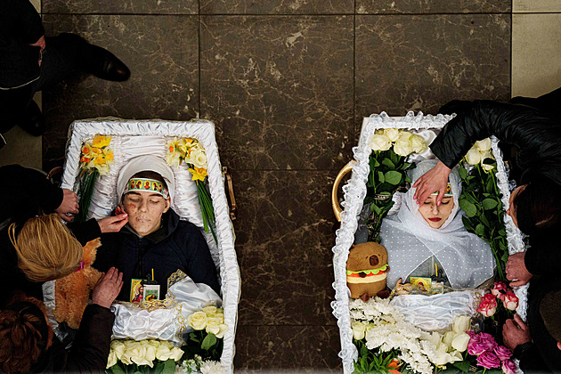 Mučivý zármutek i odhodlání přežít. Toto jsou nejsilnější letošní snímky z Ukrajiny