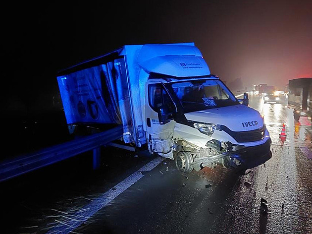 Na dálnici D1 u Velkého Meziíí bouralo hned pt aut najednou. (4. prosince...