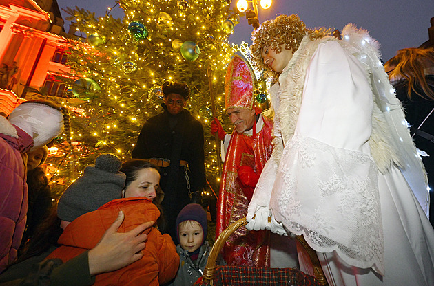 OBRAZEM: Mikulášská nadílka a cinkání řetězů. Mytické postavy zaplavily česká města