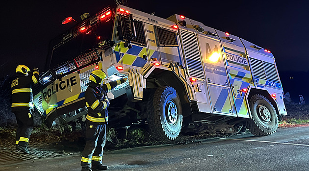 Policejní kolos uvázl na kraji Prahy ve škarpě. Vytahoval ho velký vyprošťovač
