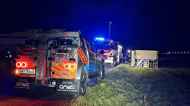 Nevěnoval se dostatečně řízení, najel do příkopu a převrátil kamion na bok