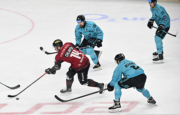 ONLINE: Sparta hraje ve Varech, Třinec v Boleslavi. Lídr vyzve Budějovice