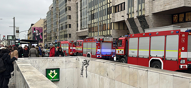 Na Hradčanské skočila žena pod soupravu metra, část linky A nejezdila