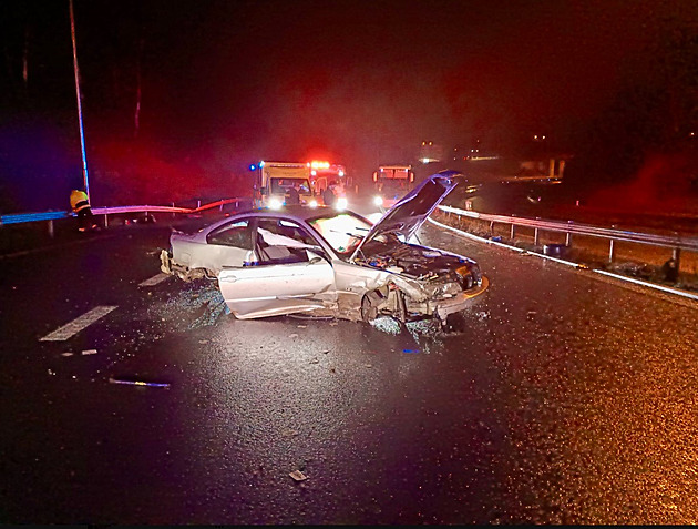 V Praze na Petinách bouralo osobní auto do svodidel, idi ped píjezdem...
