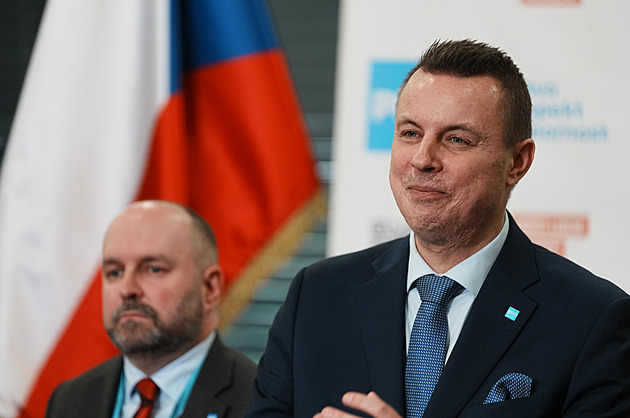 Populárnější než Shakira? Rajchl využívá na Facebooku falešné účty, tvrdí analýza