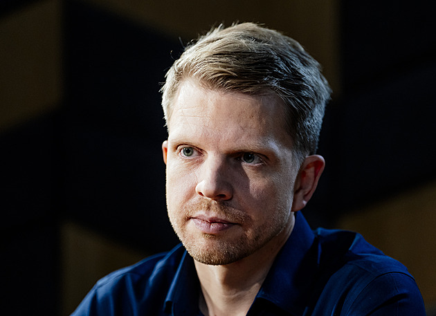 Čechům leží na účtech zbytečně biliony. Radši je investujte, radí ekonom