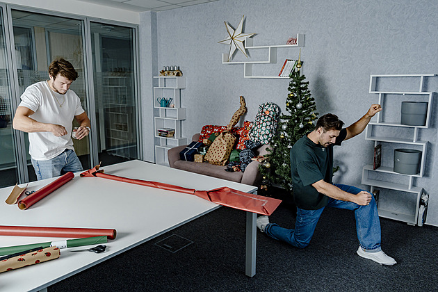 Kdyby tohle viděl Ježíšek! Jak si bratři Fuksovi poradili s vánoční balící výzvou