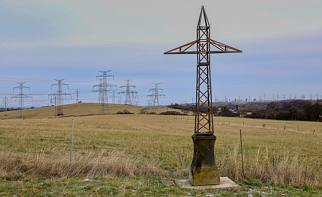Direk olarak çapraz. Manzarayla alışılmadık bir diyalog sembolü Kadana'nın yakınında duruyor