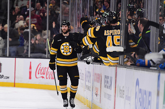 Zacha NHL'de iki gol attı ancak şutlardan birinde tereddüt etti