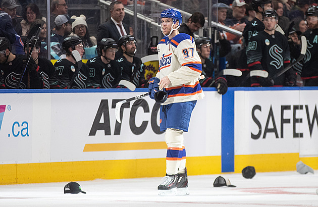 Nespravedlivá NHL. Je to polštářová bitva, ulevil si McDavid. Zatímco ti nejsilnější trpí