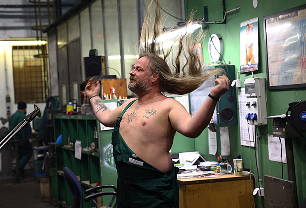 Každý muž pod sto kilo je jen záložka. Maďarští dělníci se svlékli kvůli charitě