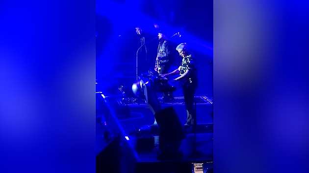 Penk yine Lucia'yla birlikte şarkı söyledi. Sevinçle dans etmek istedim, diye yazdı