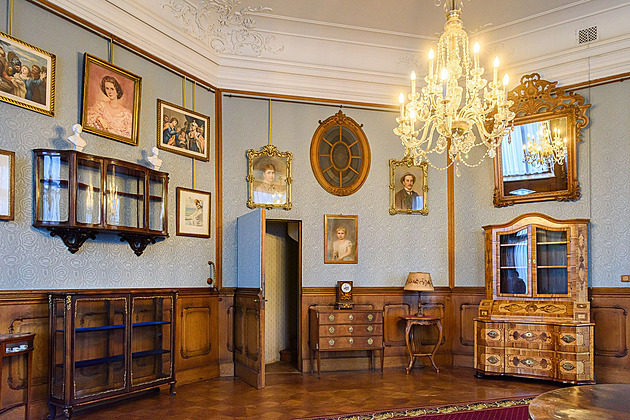 Restaurátoi zachránili dalí vzácné látkové tapety na stnách v zámku Lená v...