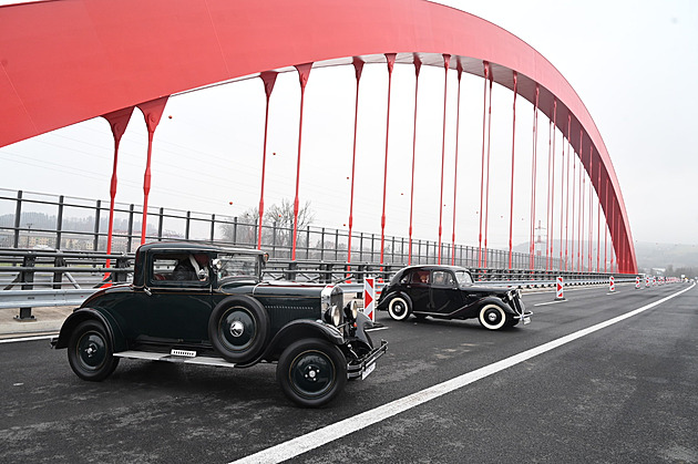 Řidiči už jezdí po novém úseku D55 u Otrokovic, i přes unikátní most