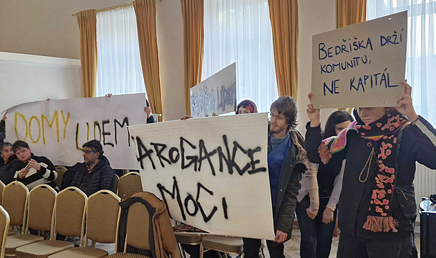 Bedřiška'nın destekçileri yıkımları konseyde protesto etti