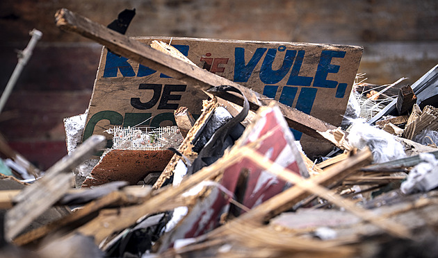 Trestní oznámení kvůli Bedřišce: bourání polovin dvojdomků postihlo i zbytky staveb
