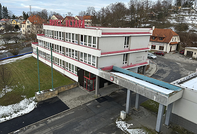 Na hotel Vltava eskokrumlovt zastupitel vid pmo ze zasedac mstnosti. Stoj v tsn blzkosti mstskho adu.