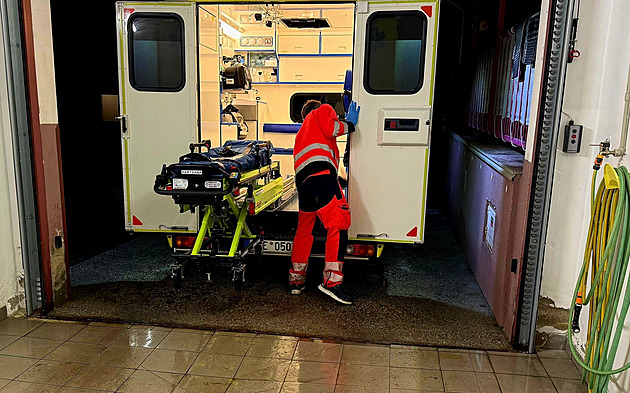 Po zsahu v poli byla sanitka podn zabahnn.