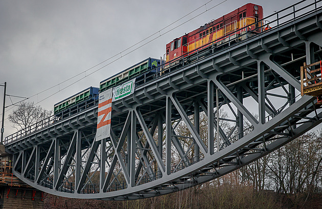 Nový most přes Lužnici testoval Kocour, vlaky se na Bechyňku vrátí o víkendu