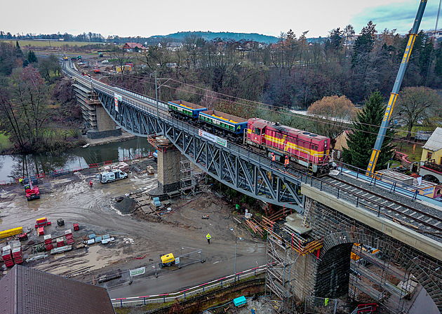 Pi ztovch zkoukch vjely na eleznin most pes Lunici lokomotiva a dva vagony. (8. prosince 2025)