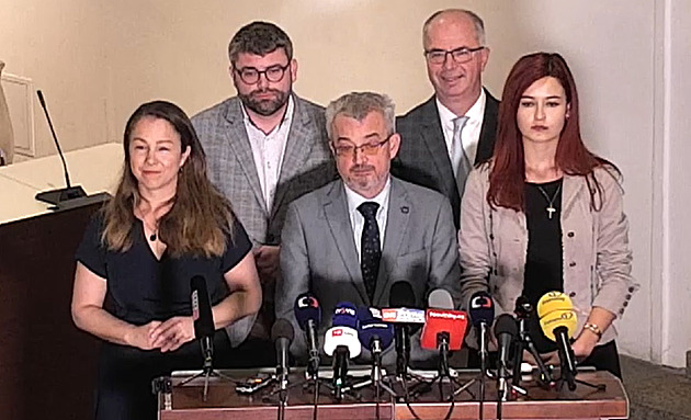 Nejmladší poslankyně obohacuje parlamentní kulturu, předsedovi sněmovny říká „komerční fašista“