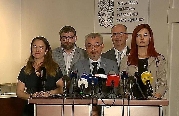 „Patriku, pojedeš s námi na Slovensko?“ Opozice vábí na svou cestu i Nachera