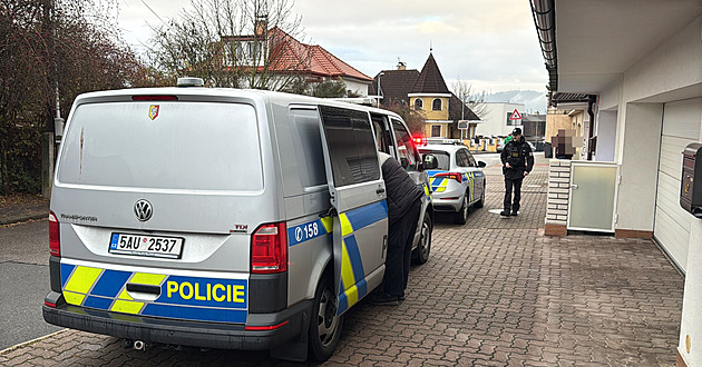 Při hádce tří mužů v Modřanech došlo i na útok nožem. Po podezřelém policie pátrá