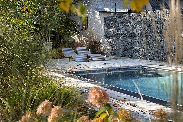 Zahrada s bazénem, fitkem a ořešáky si užívá barev i struktur celoročně