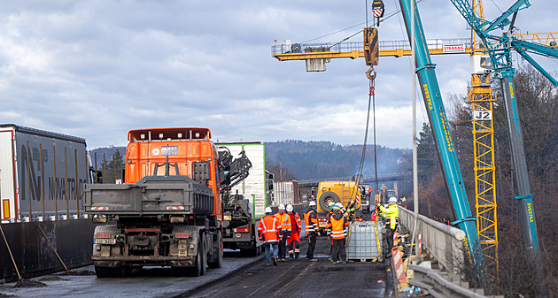 Zanedlouho bude hotovo. Demolice mostu Šmejkalka na D1 jde do finále