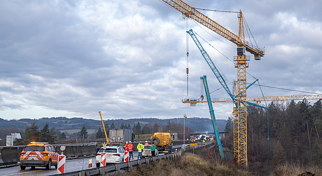 Začalo bourání první poloviny Šmejkalky, řidičům na D1 přineslo omezení