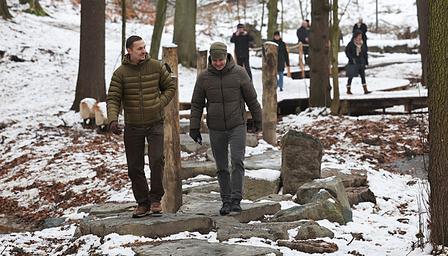 Nová stezka v Blském lese v Ostrav je vytvoená z povalových chodník a...