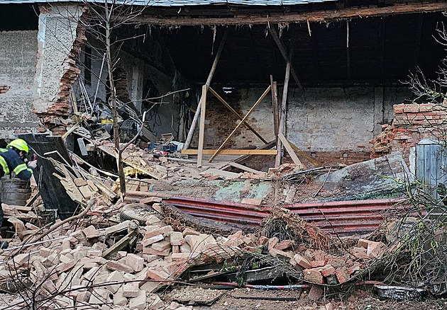 V Teticích se zítila ást zdi domu. Zavalená ena utrpla stedn tká...