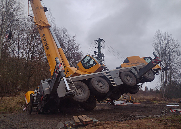Jeábníka uvznila v kabin elektina ze streného vedení.