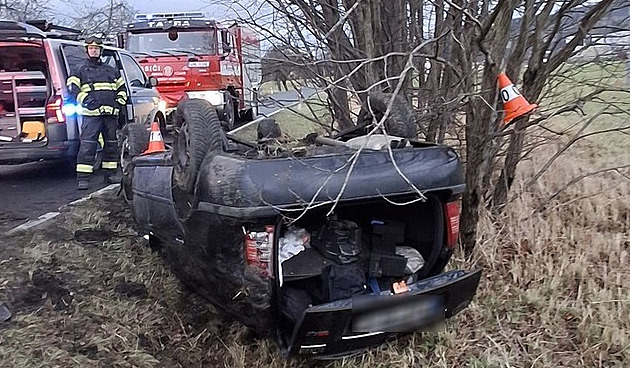 Osmnáctiletý mladík jel po mokré silnici píli rychle, vz v nm vezl dv...